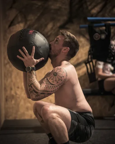 Athlète en plein effort lors d'un entraînement fonctionnel