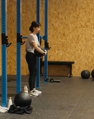 Janice D., membre de Hornets Factory, en train de faire un squat avec une medicine ball.